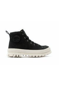 Svart høytopp sneakers med teksturert overdel, hvit gummisåle og fremtredende mønster. Har et sirkulært logopatch på siden.