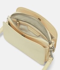 Jasno beżowa skórzana torebka na ramię z dwoma zamykanymi komorami, zapięciem na zatrzask i srebrnymi detalami. Gładka tekstura i minimalistyczny design.