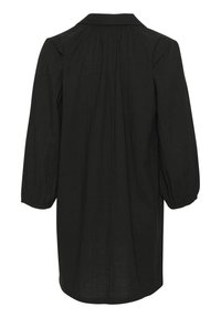 Robe noire à manches longues avec un col, un dos plissé et des poignets fuselés. Fabriquée en tissu léger avec une surface légèrement texturée.