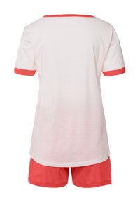 Conjunto de pijama de manga corta en rosa y blanco. La parte superior tiene un escote redondo y ribete en color coral; los pantalones cortos son de color coral y tienen un diseño simple.