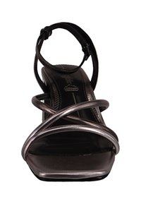 Sandaalit metallinhohtoisella korolla, joissa on ristikkäiset hihnat, avonaiset varpaat ja nilkkahihna. Liukas pinta ja neliönmuotoinen korkodesign.