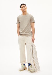 ARMEDANGELS JAAMEL STRUCTURE - T-Shirt basic - sand stone