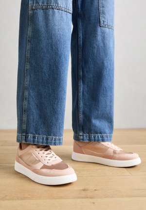 Trainers - light pink