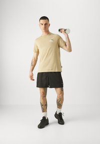 Puma COL SMALL LOGO - Camiseta básica - prairie tan