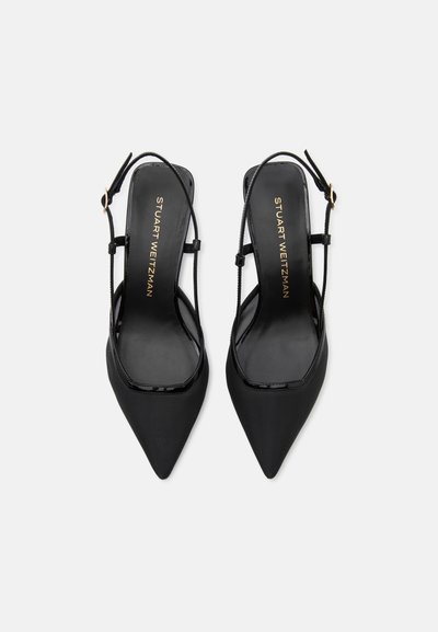 Escarpins slingback noirs à bout pointu avec fines brides chevilles et boucles dorées, estampillés Stuart Weitzman sur la semelle intérieure.