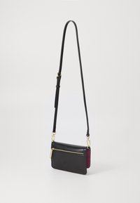 Musta nahkainen olkalaukku säädettävällä hihnalla, kultaiset metalliosat, etutasku vetoketjulla ja teksturoitu violetti takaosa. Tasainen, suorakulmainen muotoilu.