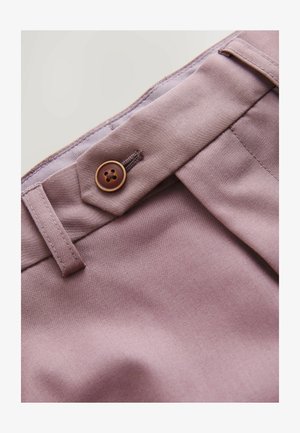 Pantalones de color púrpura claro con frente plano, con un pequeño botón marrón y trabillas para cinturón. La tela parece suave con un ligero brillo.