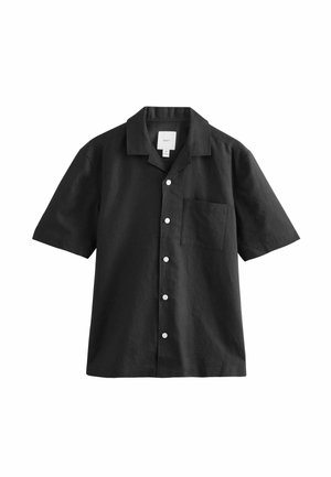 Čierna košeľa s krátkym rukávom vyrobená z texturovanej tkaniny, s gombíkovým zapínaním vpredu a nášivkou na ľavej hrudi.