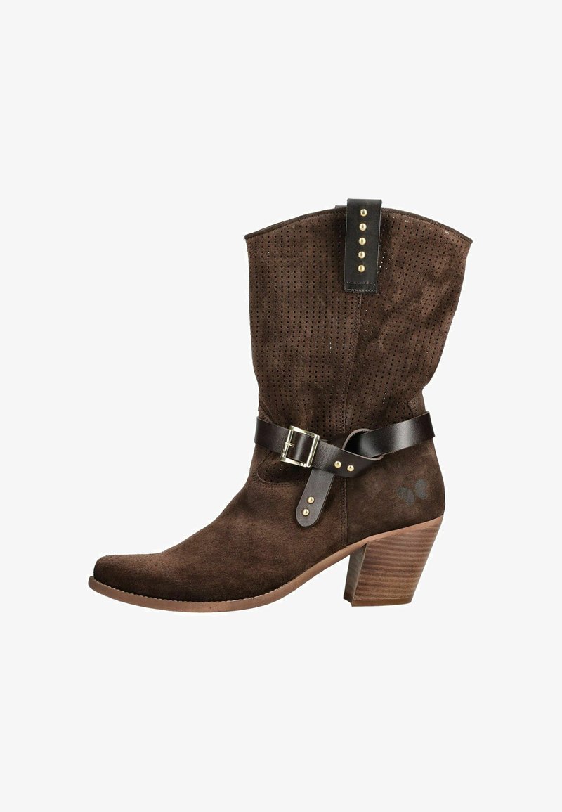Brązowy botek za kostkę wykonany z zamszu, z perforowaną cholewką, ciemnym skórzanym paskiem i klamrą, złotymi ćwiekami oraz piętą z drewnianych warstw.