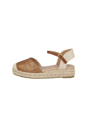 Sandalia espadrille marrón y beige con suela de plataforma tejida, correa en el tobillo con hebilla y puntera cerrada.