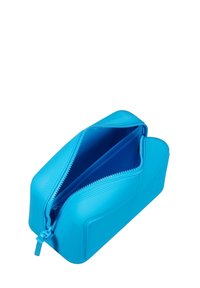 Pochetto blu in silicone con zip, dalla forma rettangolare strutturata, dotato di un singolo scomparto e un rivestimento interno di un blu più scuro.
