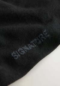 Černá tkanina s pletenou strukturou, na které je jemně vytlačeno slovo "SIGNATURE" v mírně světlejším odstínu.