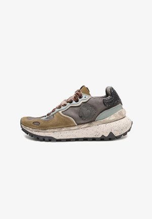 Zapatillas de ante y cuero en verde oliva, gris y beige con acentos texturizados, puntera redonda, cuello acolchado y suela blanca moteada.
