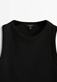 Top sans manches noir en tissu de coton doux. Doté d'un col rond et de bords côtelés. Étiquette d'entretien visible près du cou.