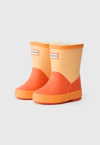 Oorange gumijasti škornji s kontrastnim temnejšim oranžnim spodnjim delom, mehko podlogo in oznako na zgornjem delu. Teksturiran podplat.