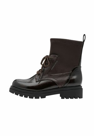 Dunkelbrauner Knöchelstiefel mit Schnürung vorne, grober schwarzer Sohle, glattem und strukturiertem Leder sowie einem oberen Stoffabschnitt mit Zuglasche.