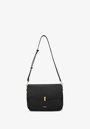 Borsa a spalla in pelle nera con design piatto, hardware in tono oro e chiusura a ribalta. Manico regolabile per una maggiore versatilità.
