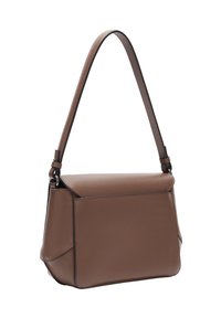Bolso de mano de cuero marrón con un diseño estructurado, tapa superior plana, correa de hombro ajustable y textura suave. Cuenta con un bolsillo lateral.