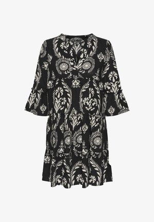 Fekete-fehér virágmintás ruha, réteges kialakítással, bővülő ujjakkal és kerek nyakkivágással. Az anyag könnyűnek tűnik.