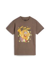 Braunes Baumwoll-T-Shirt mit einem bunten Grafikdesign eines Waffelcharakters mit Armen, der rote Turnschuhe trägt und von grünen Akzenten umgeben ist.