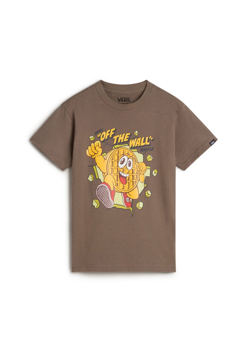 Braunes Baumwoll-T-Shirt mit einem bunten Grafikdesign eines Waffelcharakters mit Armen, der rote Turnschuhe trägt und von grünen Akzenten umgeben ist.