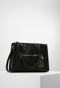 Czarna syntetyczna torebka na podwójnych uchwytach, z zamykaną na zamek przednią kieszenią, złotymi akcentami metalowymi oraz odpinanym breloczkiem w kształcie klucza.