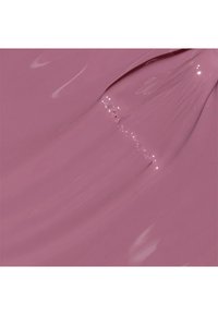 Glänzender Nagellack in einem sanften Rosa-Ton, mit einer glatten, reflektierenden Oberfläche und subtilen Texturvariationen.