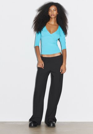 Stradivarius, LOW-RISE STRAIGHT SMART TROUSERS - Pantalon classique - black