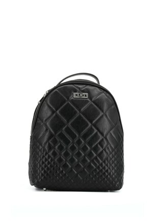 Zaino in pelle nera trapuntata con manico superiore e targhetta con logo "CULT" argentata al centro davanti.