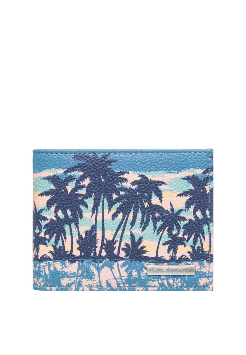 Modrá peněženka s texturovaným povrchem a designem palmy v tmavě modré barvě na jemném pastelovém pozadí. Součástí je kovová logo destička.
