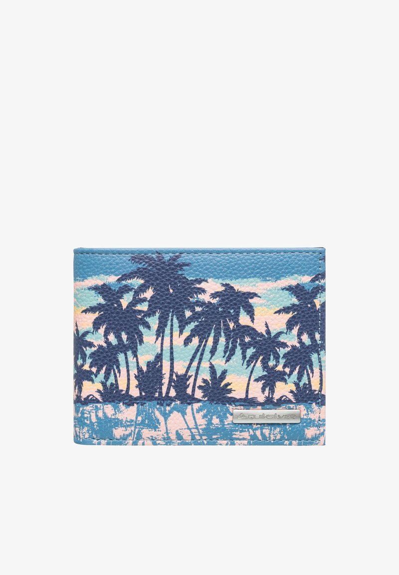 Sininen lompakko, jossa on teksturoitu ulkopinta, jossa on tummansininen palmuprintti pehmeää pastellitaustaa vasten. Mukana metallinen logolevy.