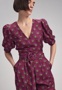 adL V-NECK PLEATED - Mono - printed damson