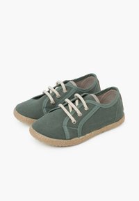 Scarpe da ginnastica verdi in tela con lacci beige, punta arrotondata e suole in juta intrecciata. Presentano dettagli di cucitura lungo i lati.