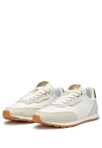 Scarpe sportive bianche con accenti dorati, realizzate in un mix di pelle e camoscio, suola in gomma e un classico design con lacci.