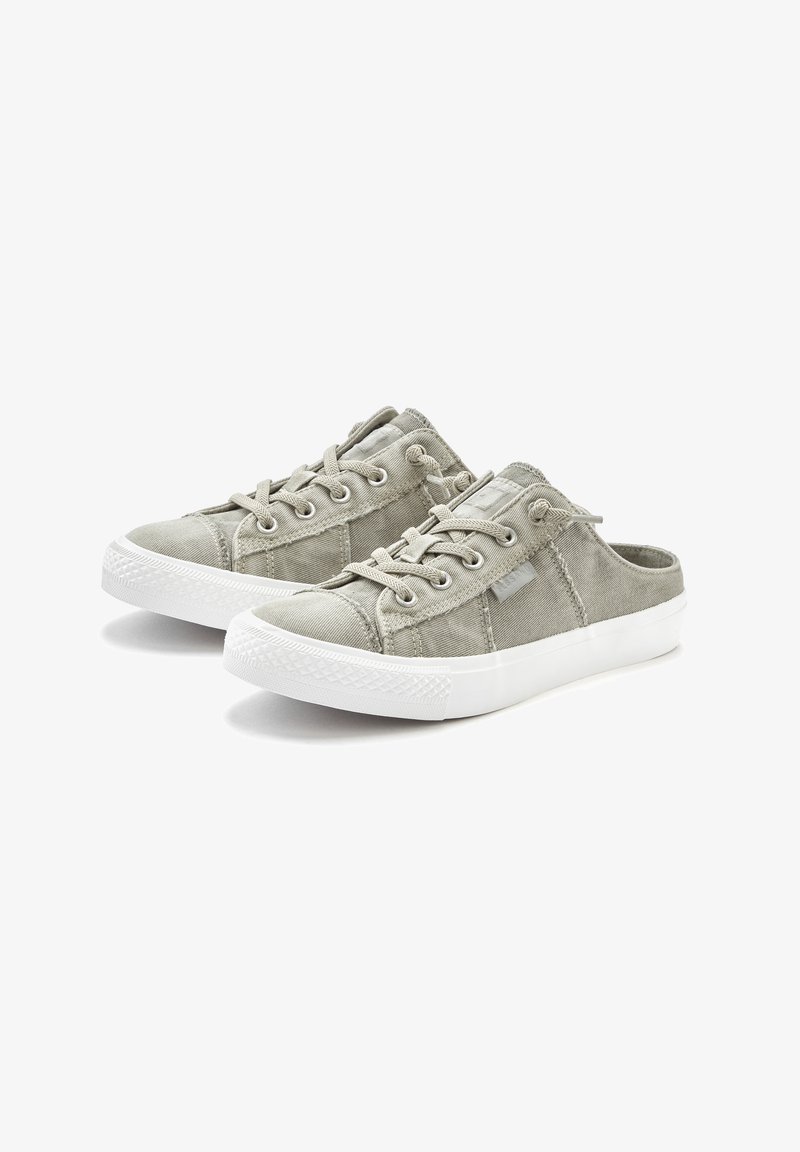 Helle graue Leinensneaker mit strukturiertem Finish, ausgestattet mit elastischen Schnürsenkeln, weißer Gummisohle und offenem Rückendesign.