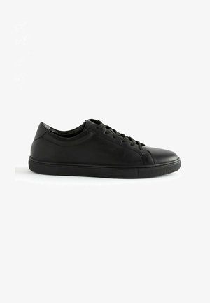 Sneaker nere in pelle con una texture liscia, punta tonda, design con lacci e suola in gomma minimalista.