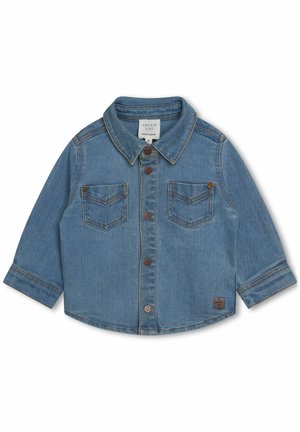 Blaues Denim-Jungenjacke mit langen Ärmeln, Kragen, vorderer Knopfleiste, zwei Brusttaschen und einem kleinen Markenpatch an der unteren Vorderseite.