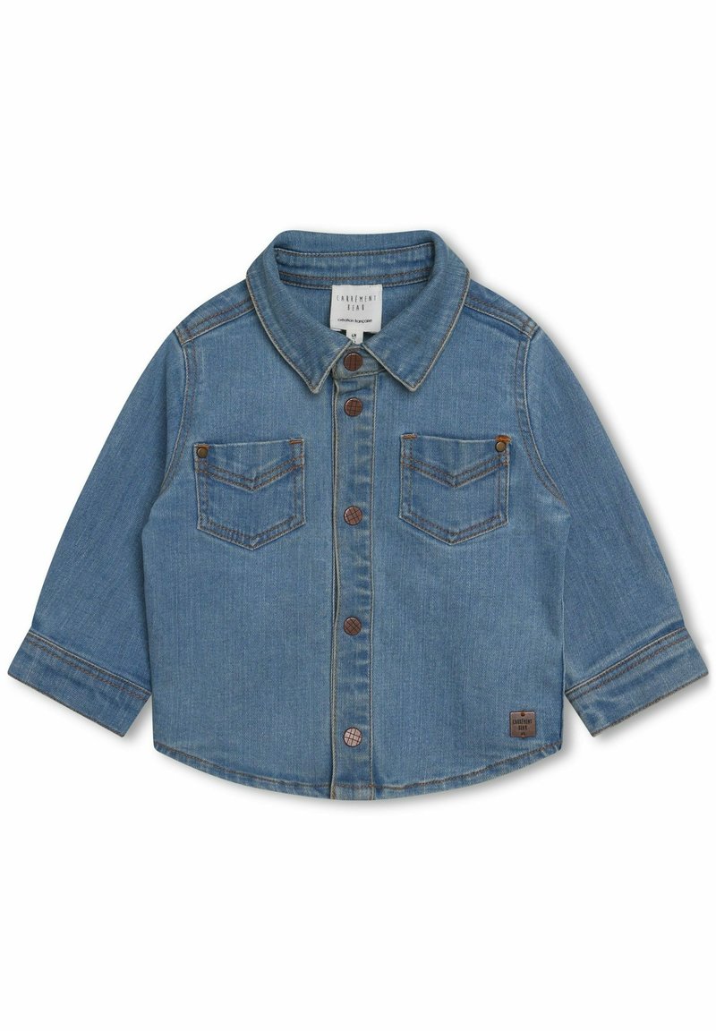 Veste longue en denim bleu pour tout-petit, à manches longues, avec col, fermeture à boutons sur le devant, deux poches poitrine et une petite étiquette de marque sur le bas devant.