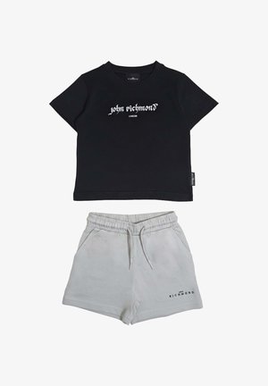 T-shirt nera corta con scritta "john richmond LONDON" abbinata a pantaloncini grigio chiaro con vita elastica e piccola scritta "RICHMOND" sulla gamba.