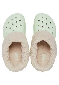 Zuecos de plástico moldeado verde claro con agujeros de ventilación y un forro de felpa beige. Interior acolchado para mayor comodidad y calidez.