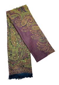 Écharpe multicolore avec des motifs paisley complexes. Les matériaux comprennent une texture douce avec des bords effilochés en violet, vert et noir.