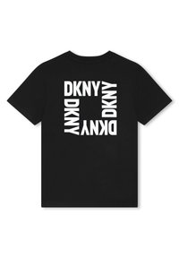 Svart kortärmad T-shirt med vit "DKNY" text arrangerad i ett kvadratiskt mönster på baksidan, med viss text orienterad vertikalt och upp och ner.