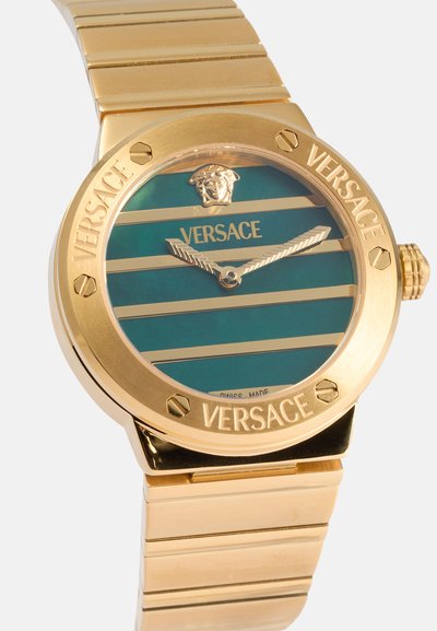 Reloj de pulsera de oro con un dial turquesa con rayas horizontales, marca Versace y emblema de Medusa. Pulsera de eslabones de metal con acabado pulido.