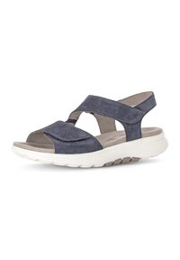 Marineblauwe nubuck sandaal met kruisbanden, open teen ontwerp, gevoerde binnenzool en witte lichte rubberen zool met getextureerd profiel.