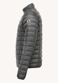 Giubbotto imbottito trapuntato grigio con colletto alto, caratterizzato da un patch logo rotondo sulla spalla sinistra e un materiale esterno liscio e lucido.