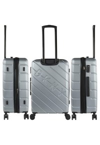 Maleta rígida plateada con un diseño de franjas diagonales texturizadas, que cuenta con un asa retráctil, cremalleras dobles y cuatro ruedas.