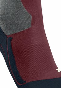 Calze marrone scuro e grigie con un motivo testurizzato, dotate di un tallone e una punta rinforzati in blu navy, e dettagli di cucitura a contrasto.