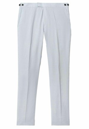 Pantaloni grigi chiari su misura realizzati in tessuto leggero, dotati di due tasche laterali, una superficie liscia e due bottoni neri in vita.