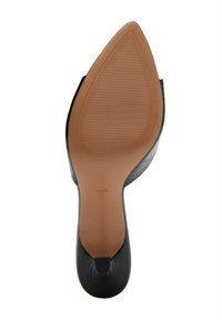 Zapato de tacón alto negro con punta afilada, tacón texturizado y suela marrón suave con patrones de tracción estriados. Marca visible en la suela.