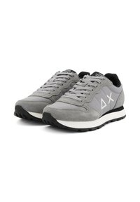 Sneaker sportive grigie con un mix di suede e tessuto, un dettaglio del logo bianco, lacci piatti e una suola in gomma nera strutturata.